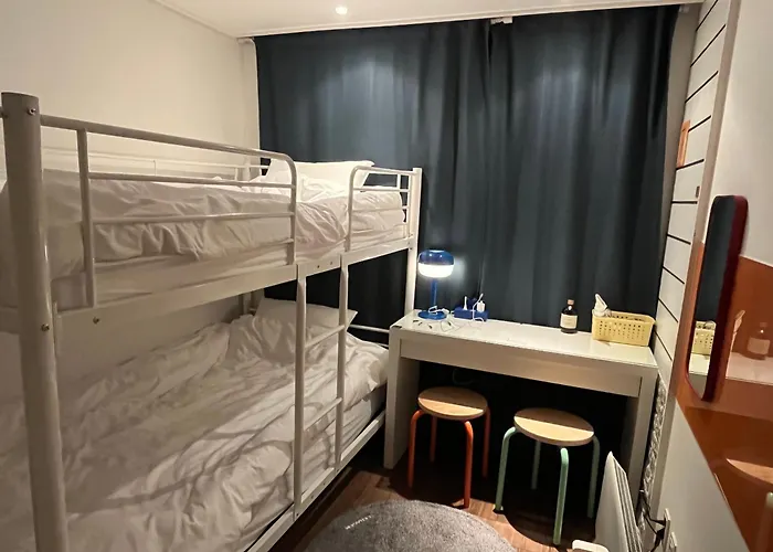 Near Hongdae, Shinchon-Two Super Single Beds-