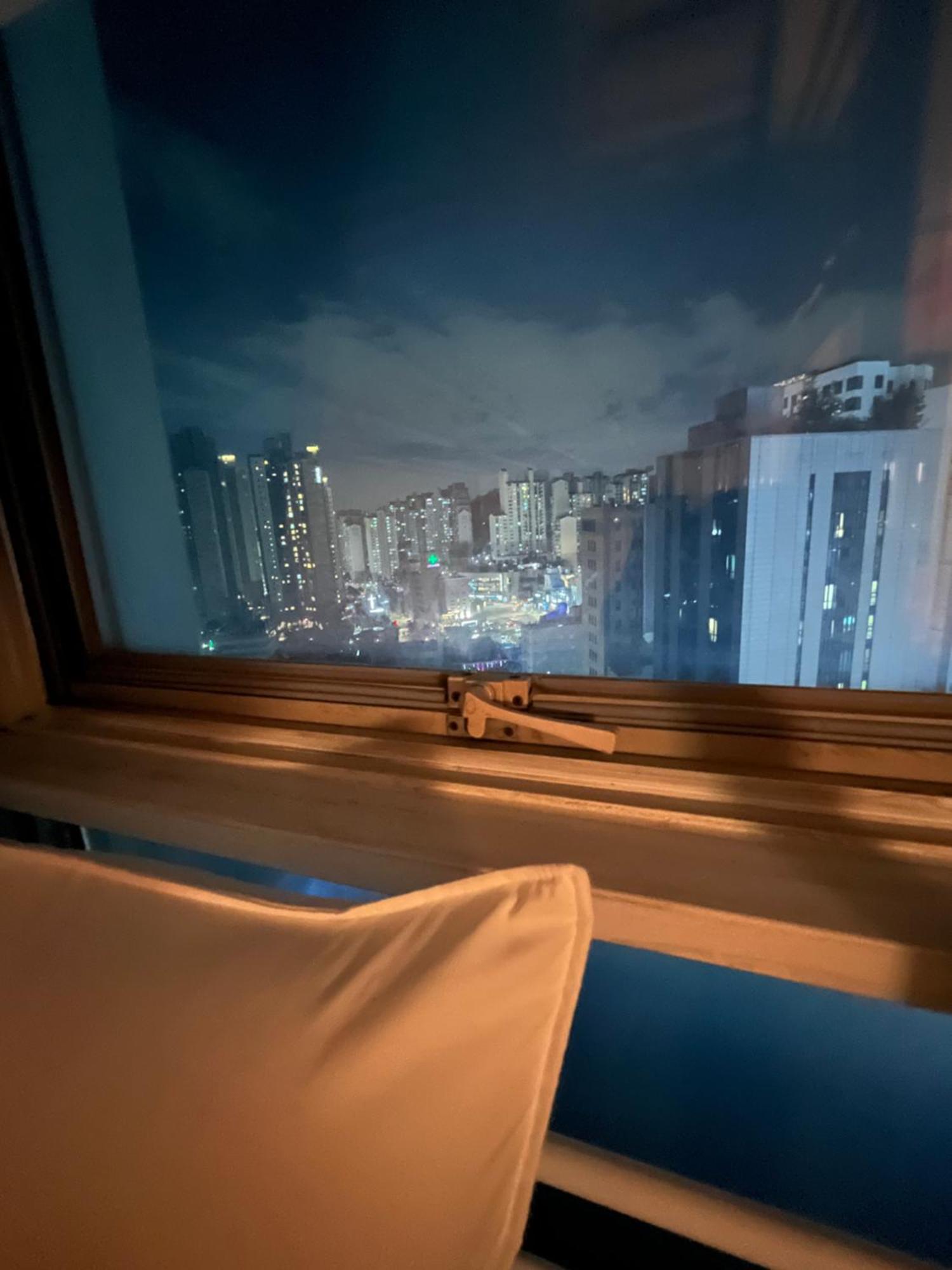 Apartment Near Hongdae, Shinchon-two Super Single Beds-