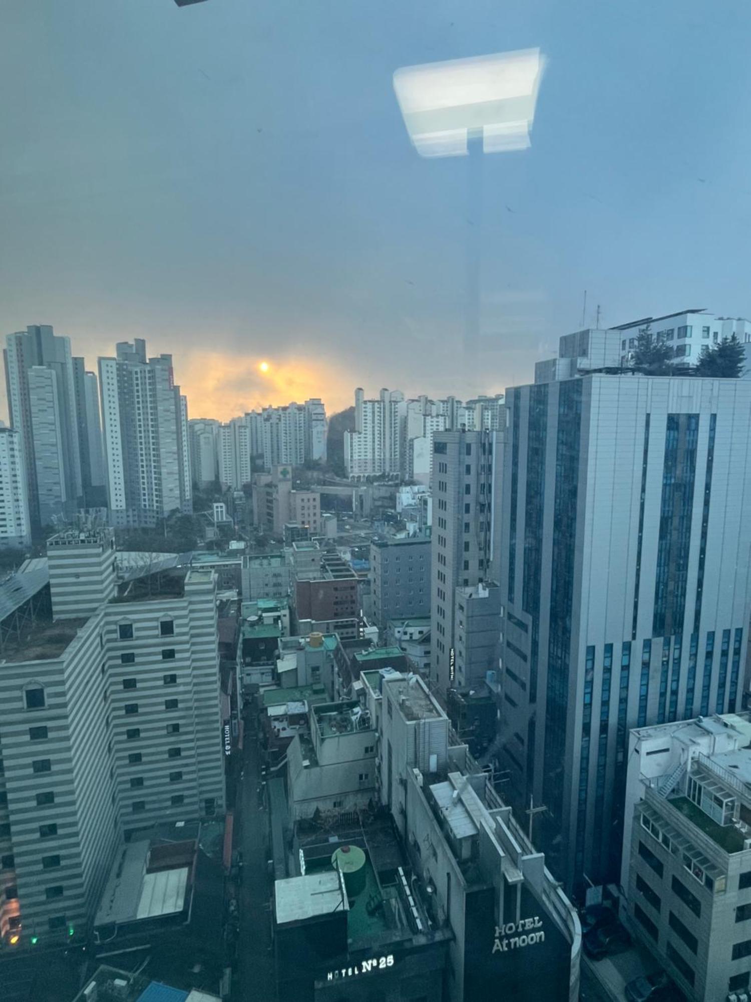 Apartment Near Hongdae, Shinchon-two Super Single Beds- Seoul